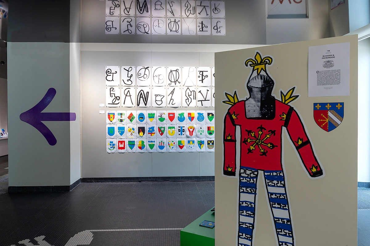 Vernissage de l’exposition compte-rendu réalisée au Signe, centre national du graphisme de Chaumont, des ateliers créatifs pédagogiques réalisés avec de jeunes publics de Haute-Marne sur la thématique des blasons, des symboles et de l’iconographie du patrimoine, scénographie et installation artistique