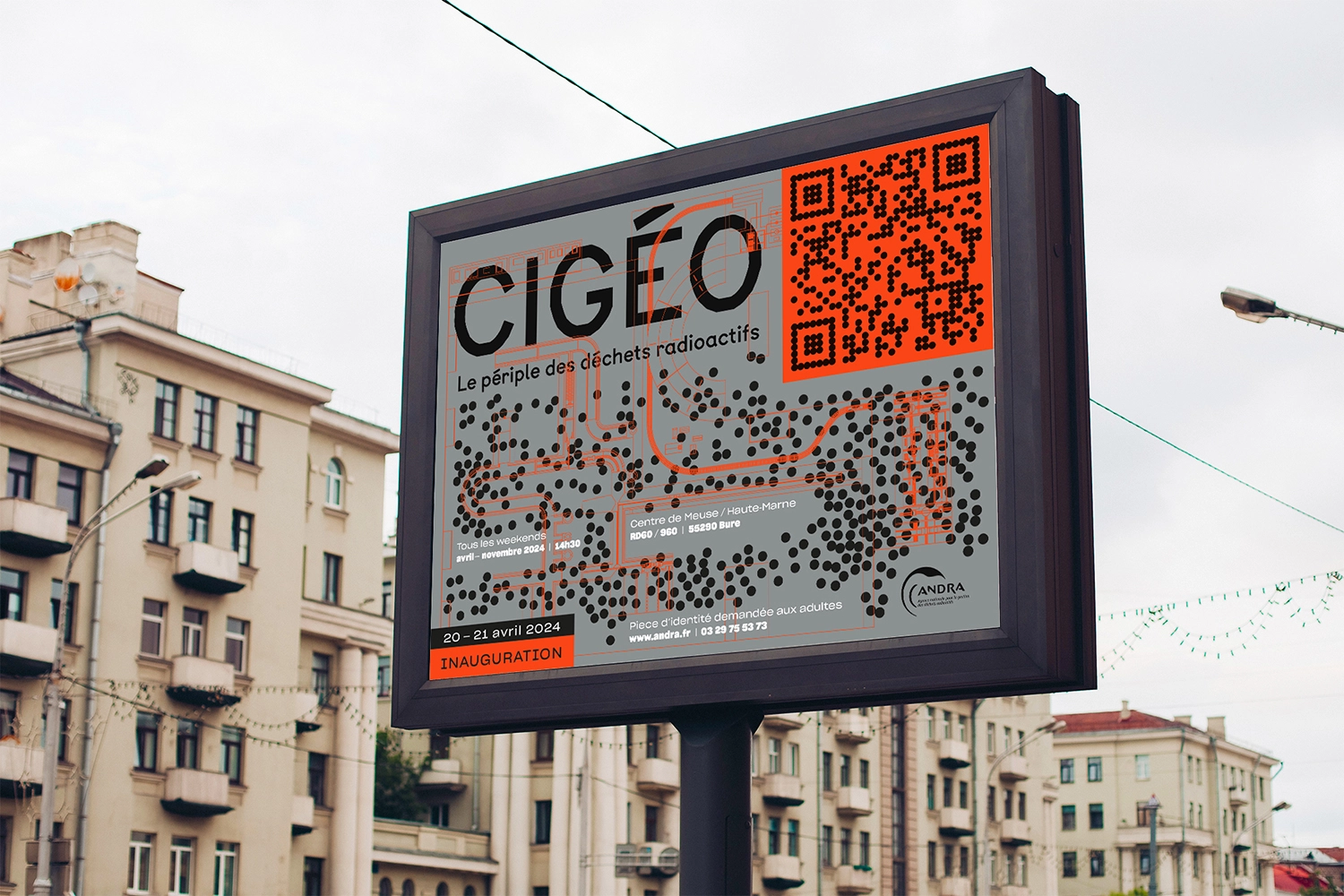 Affiche graphique 4x3 de l’inauguration de l’exposition 'Cigéo, le périple des déchets radioactifs' par l’Andra (Agence nationale pour la gestion des déchets radioactifs), motif de particules graphiques, qr code, couleurs gris noir orange, typographie 'BTP' de Émilie Rigaud, campagne d’affichage