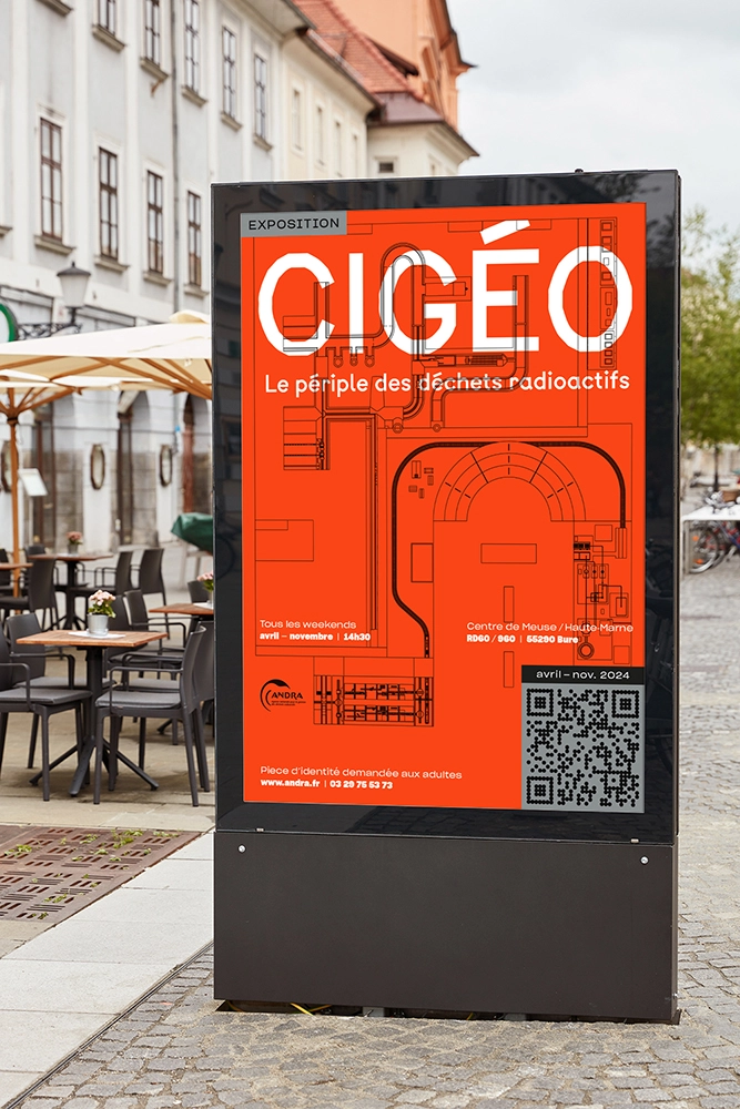 Affiche graphique abribus JCDecaux de l’exposition 'Cigéo, le périple des déchets radioactifs' par l’Andra (Agence nationale pour la gestion des déchets radioactifs), plan technique de la scénographie, qr code, couleurs gris noir orange, typographie 'BTP' de Émilie Rigaud, campagne d’affichage